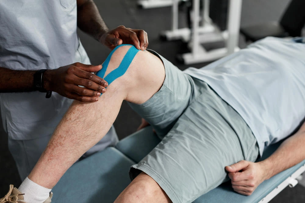 Doctor assessing patient’s knee injury following sports injury rehabilitation at Lakeside Foot and Ankle
